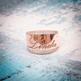 Anello a Banda Larga con Nome Inciso e Brillantini