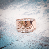 Anello a Banda Larga con Nome Inciso e Brillantini