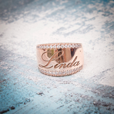 Anello a Banda Larga con Nome Inciso e Brillantini