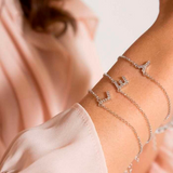 Braccialetto catena fine in argento bianco con iniziale zirconata