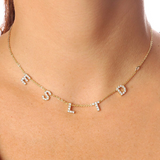 Collana con iniziali in zirconi e castone diamantato
