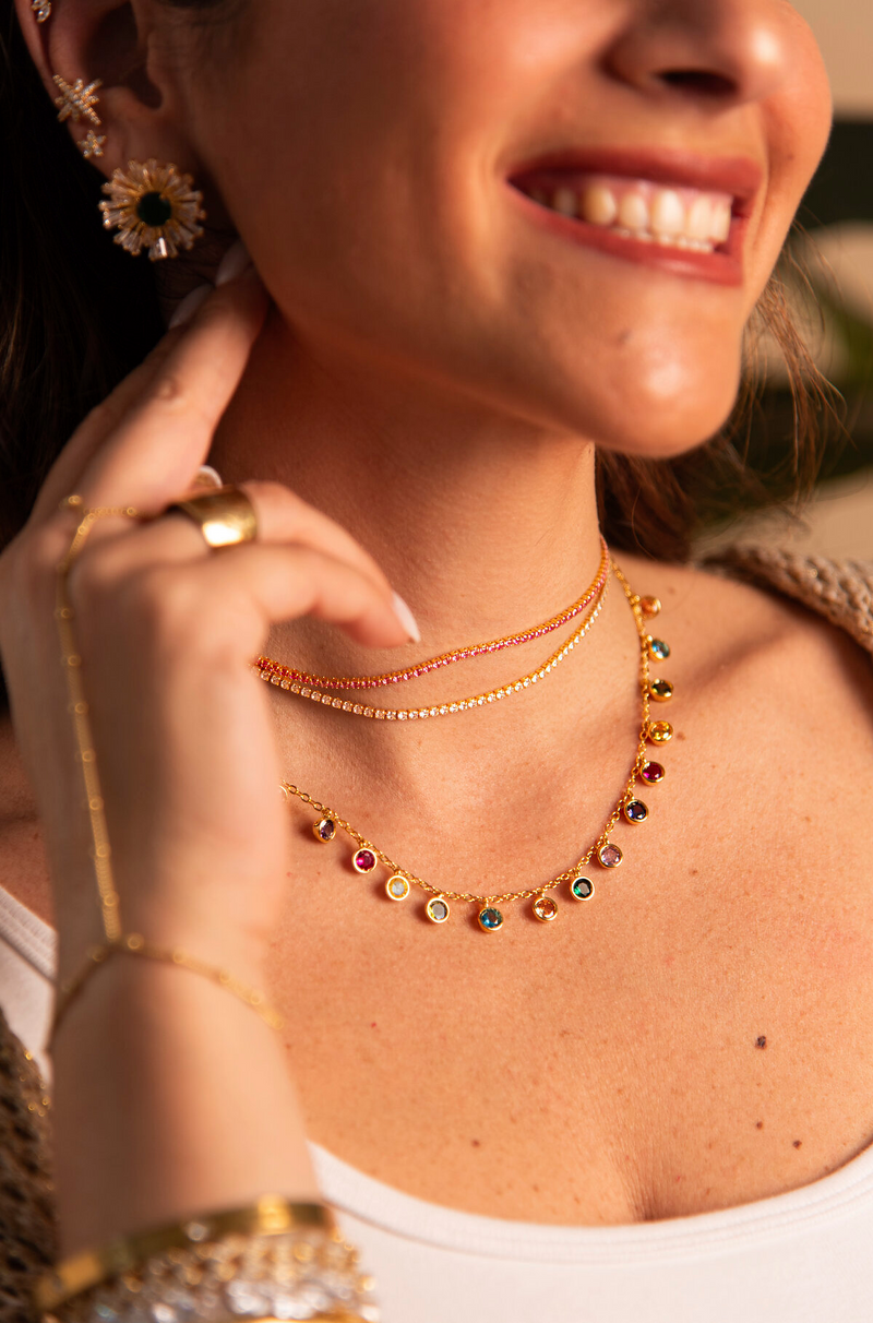 Collana con  ciondoli pendenti colorati