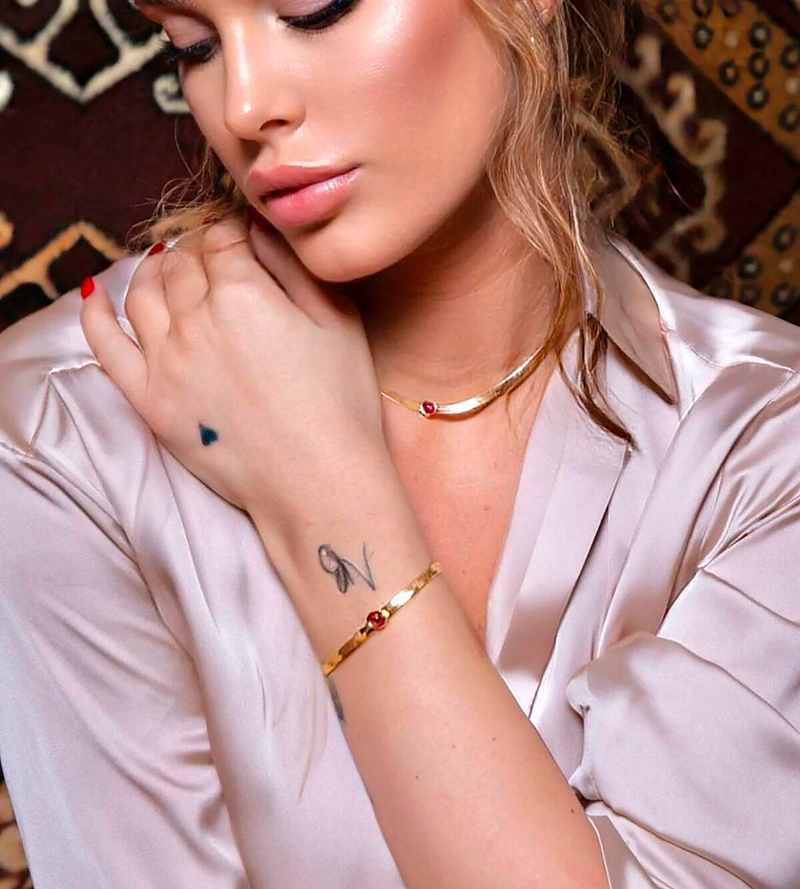 Snake bracelet with colored center