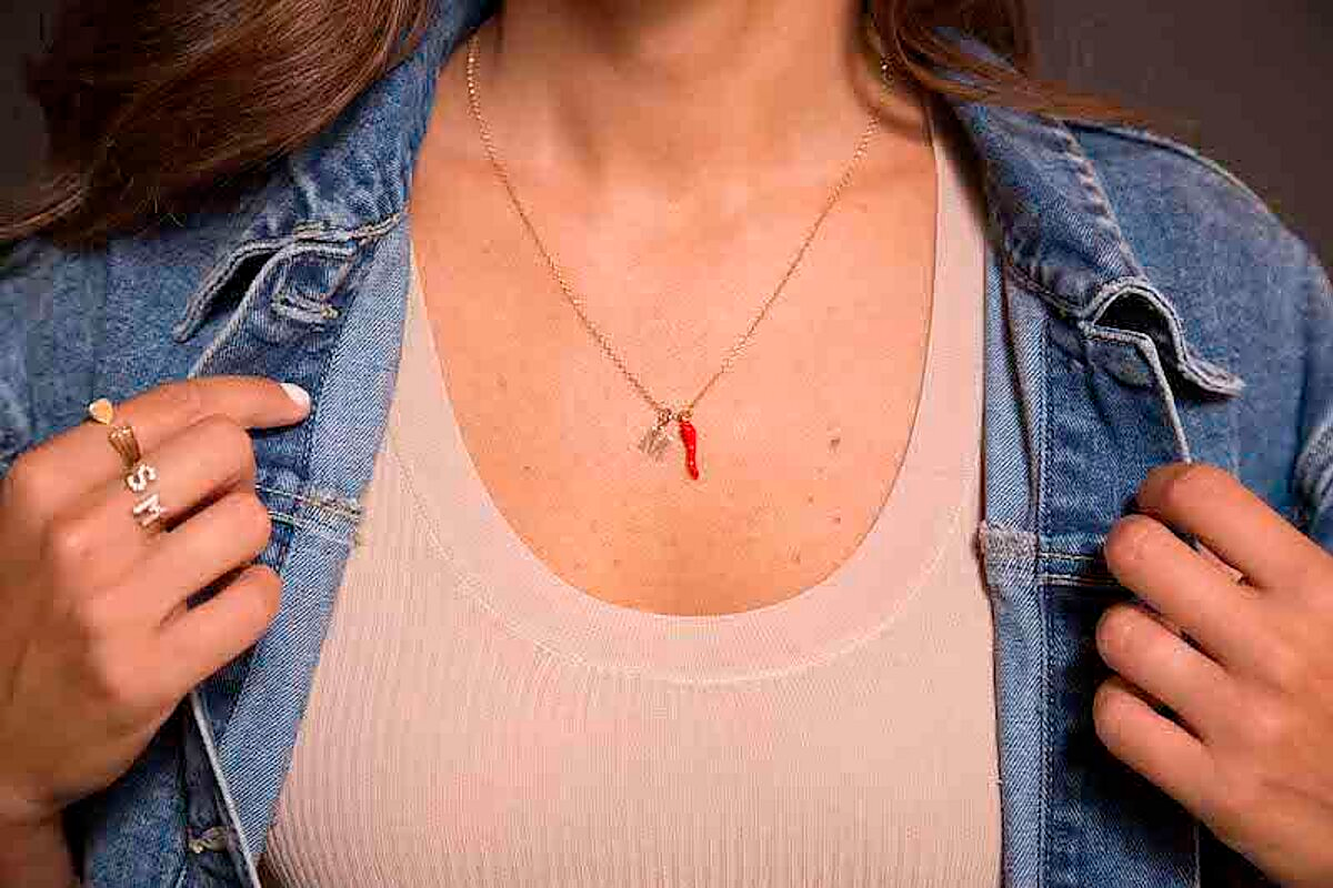 Collana con corno rosso e iniziale - L DI LINDA